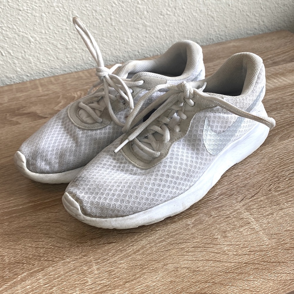 Nike White and Grey Gym Shoes 👟 with Silver Nike Symbol. Size: 8.5